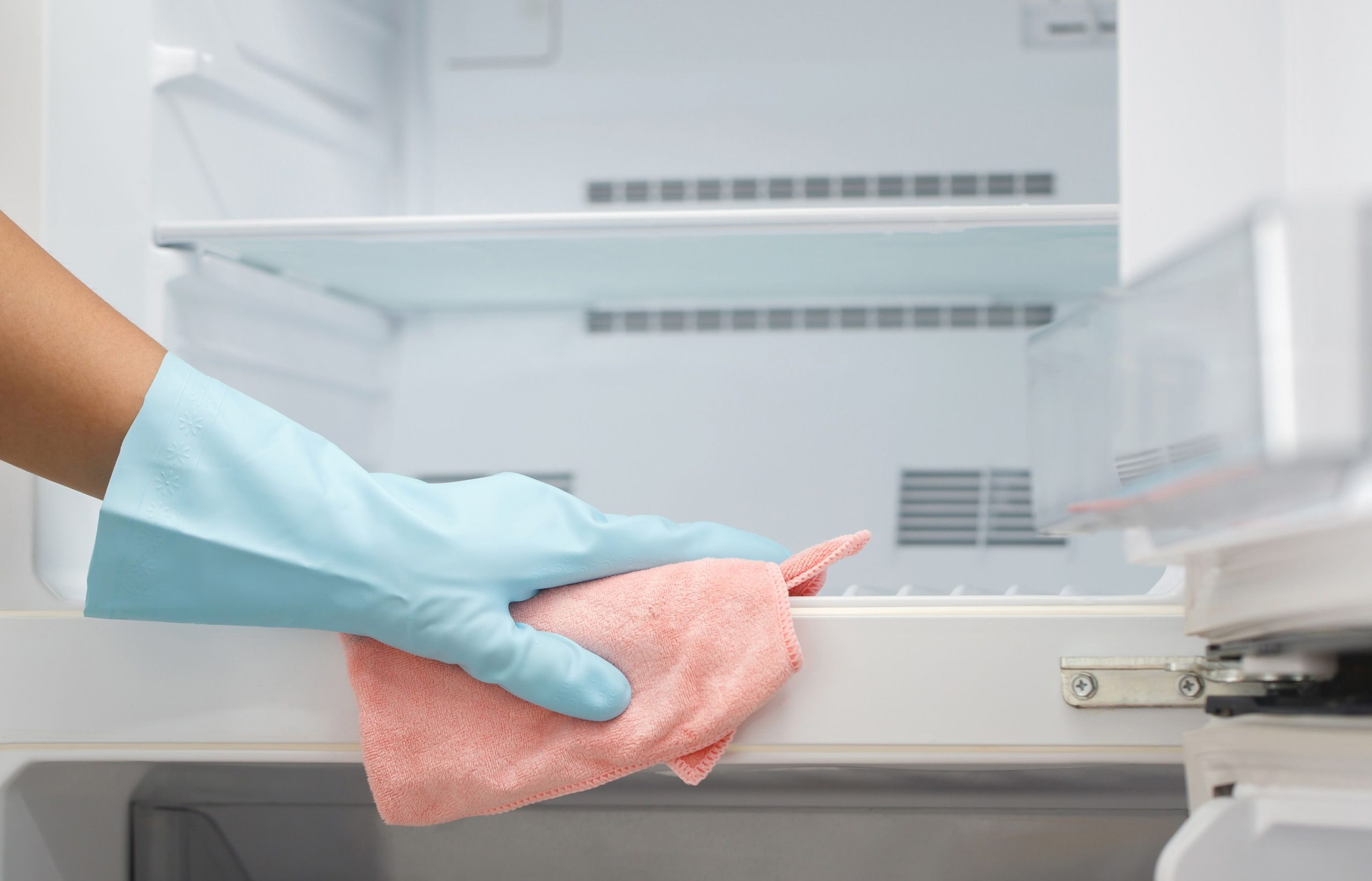 Ditch the Fancy Cleaners — This Traditional Cleaning Trick Ensures Your Fridge Stays Shiny and Odorless.