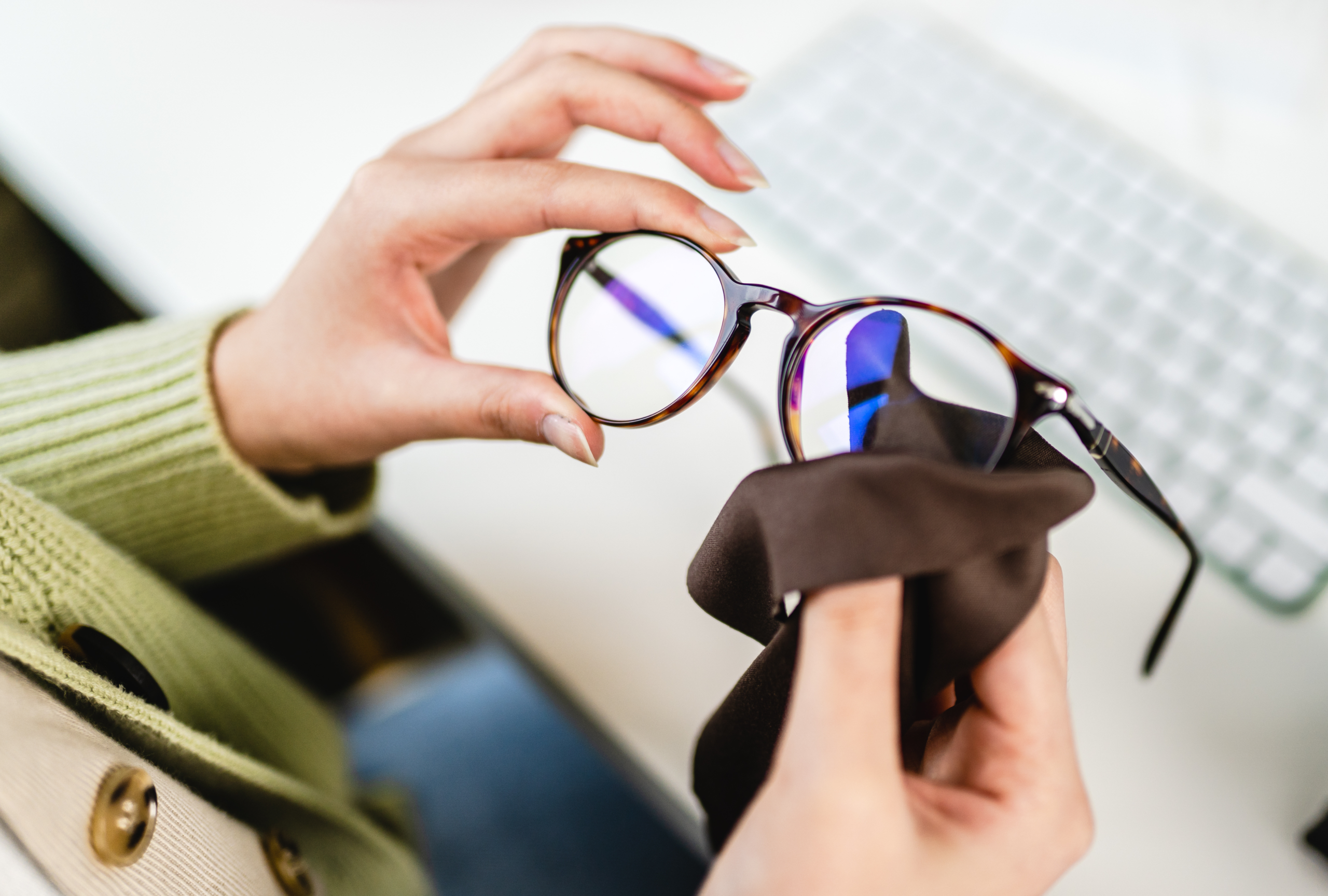 Fed up with Hazy Lenses? Learn the Right Way to Keep Your Glasses Sparkling Clean!