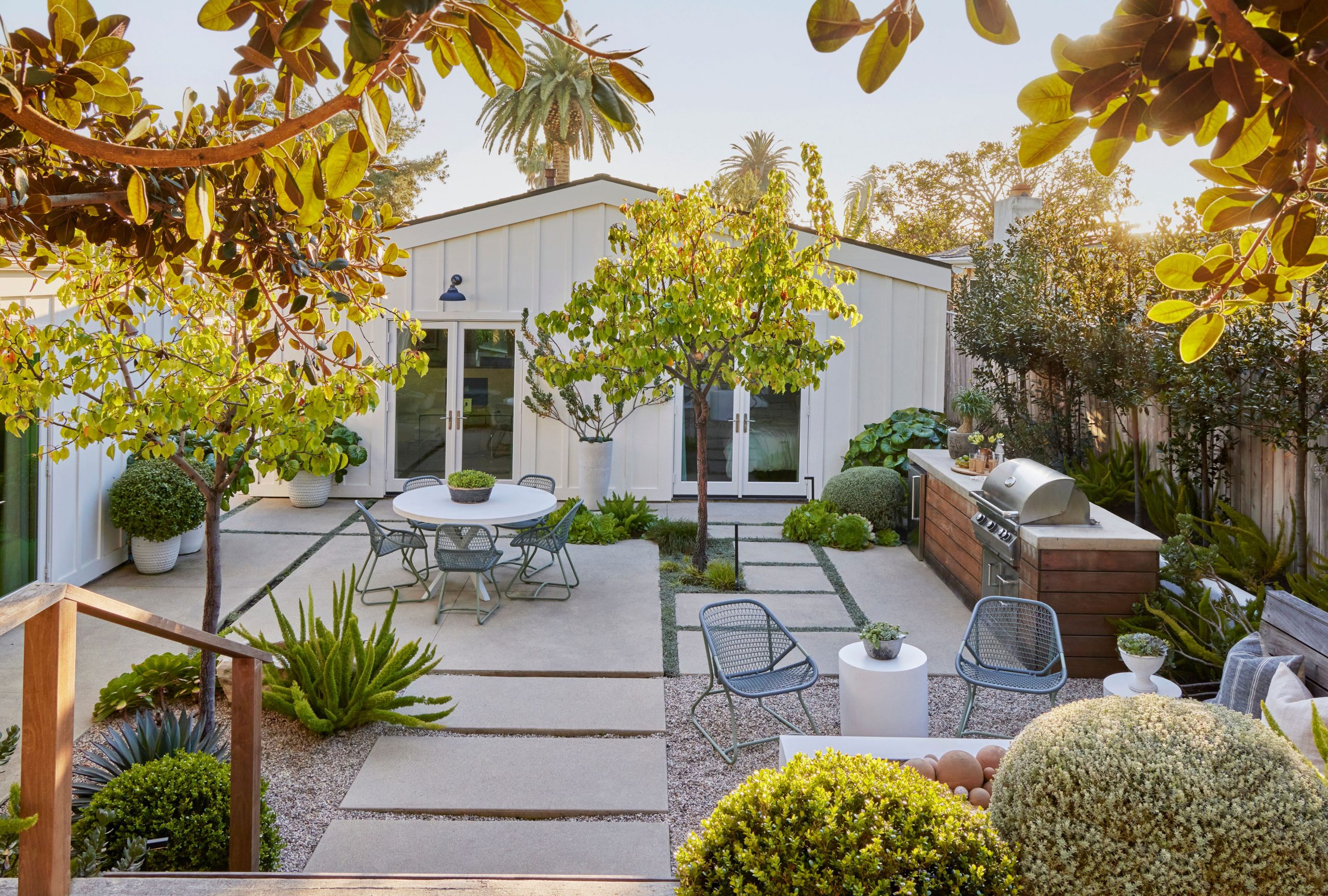 7 Easy-Care Backyard Concepts for Crafting a Chic and Soothing Outdoor Area