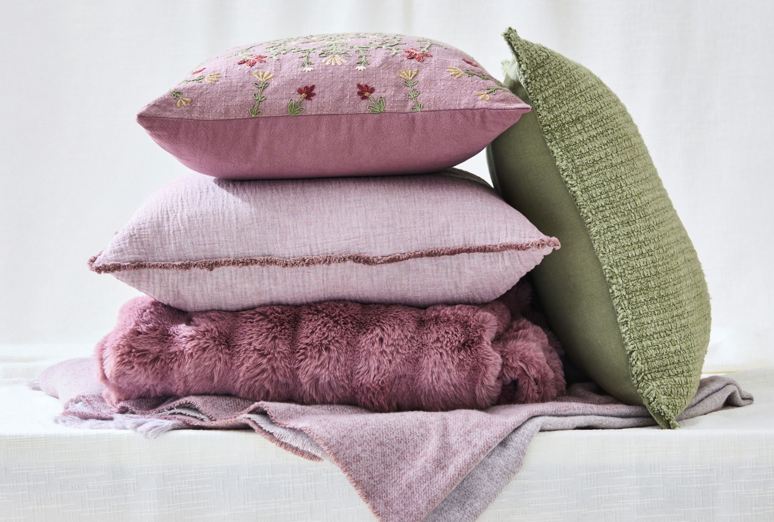 These Six Violet Touches Add a Sophisticated Flair to Conventional Autumn Decorations